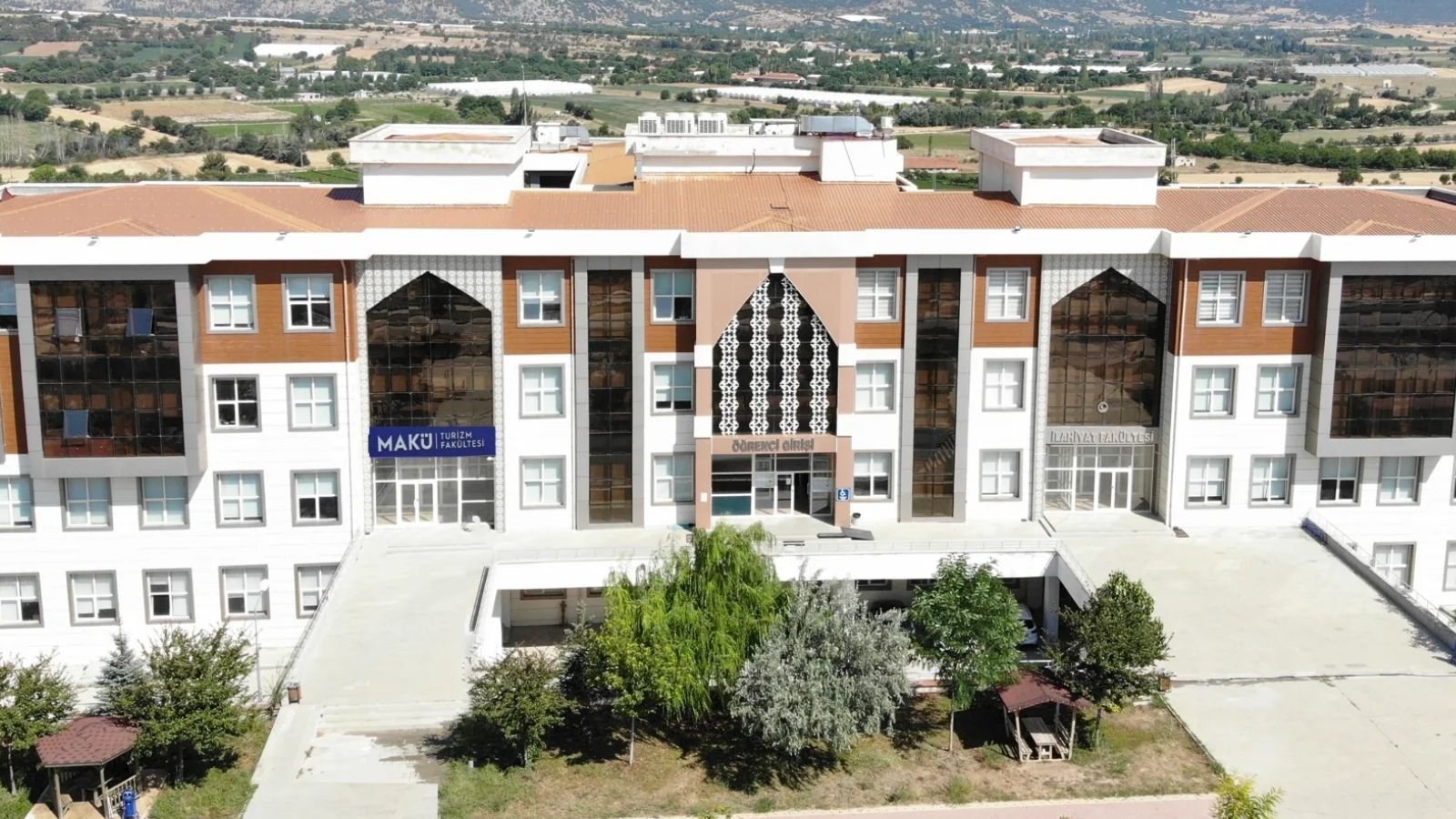 MAKÜ Turizm Fakültesi akreditasyon duyurusuna ilişkin resmî görsel