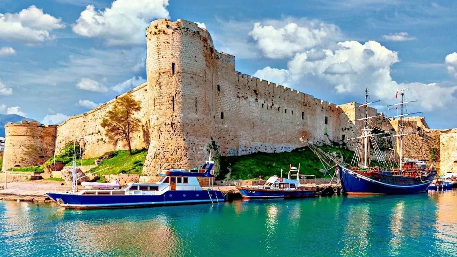 Resmî Gazete’de yayımlanan milletlerarası andlaşma sayfası ve Türkiye bayrağı.