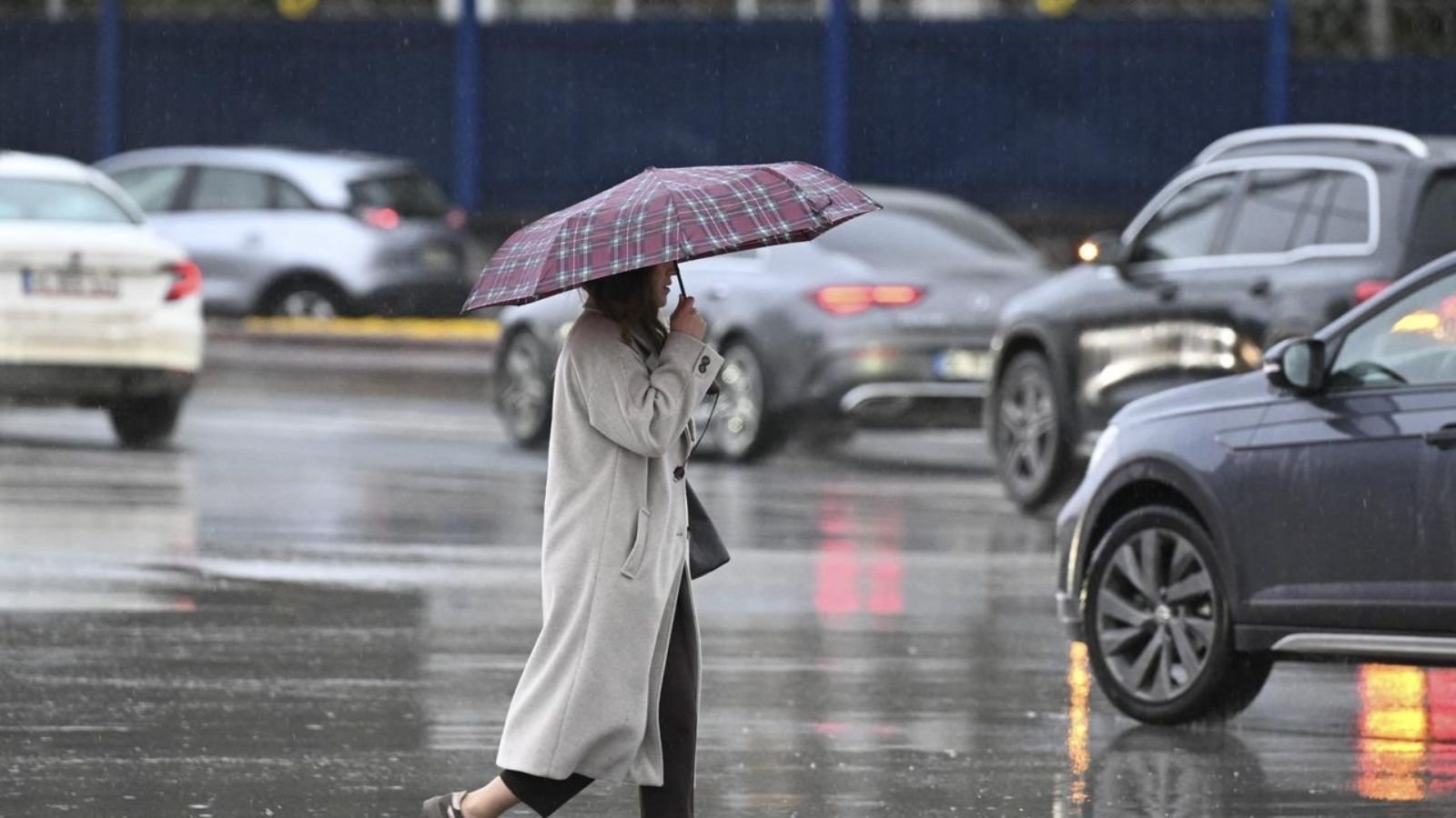 Hatay için yayımlanan kuvvetli sağanak uyarısını temsil eden meteorolojik duyuru görseli
