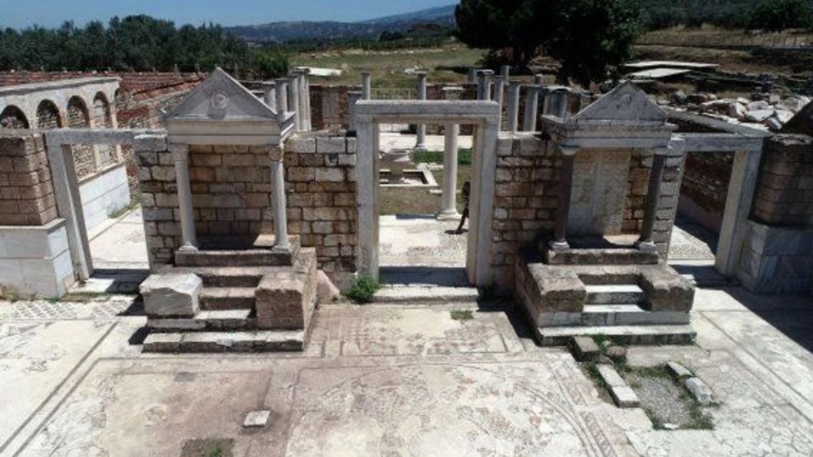 Sardes Antik Kenti’ndeki sinagogun mozaikli zemini ve sütunlu alanından bir görünüm