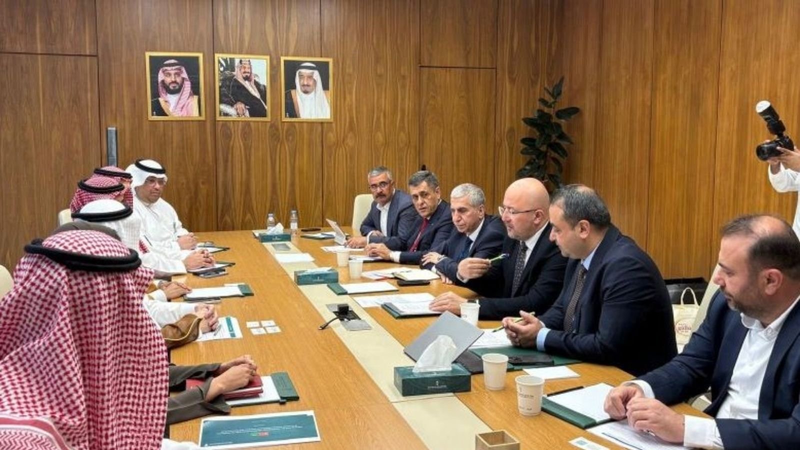 Türkiye ve Suudi Arabistan heyetleri arasında Riyad’da yapılan karayolu taşımacılığı teknik toplantısına ilişkin duyuru görseli