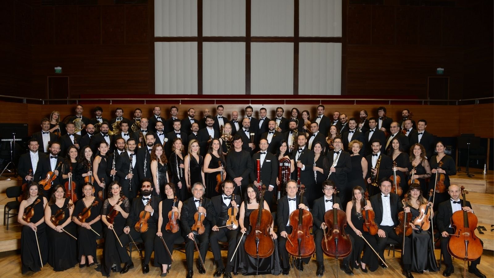 Tekfen Filarmoni’nin İstanbul ve Ankara konserlerini temsil eden klasik müzik sahnesi görseli