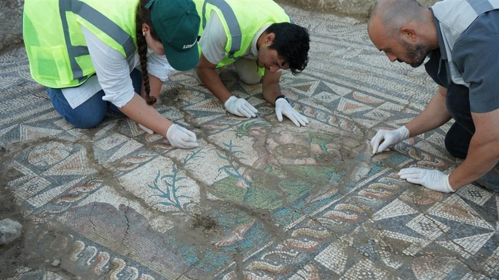 Aspendos Antik Kenti’nde ortaya çıkarılan Genç Eurymedon mozaiğine ilişkin arkeolojik kazı alanını temsil eden kültür mirası görseli