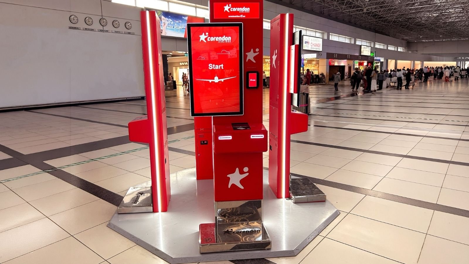 Havalimanında self check-in kiosku kullanan yolcuları temsil eden haber görseli