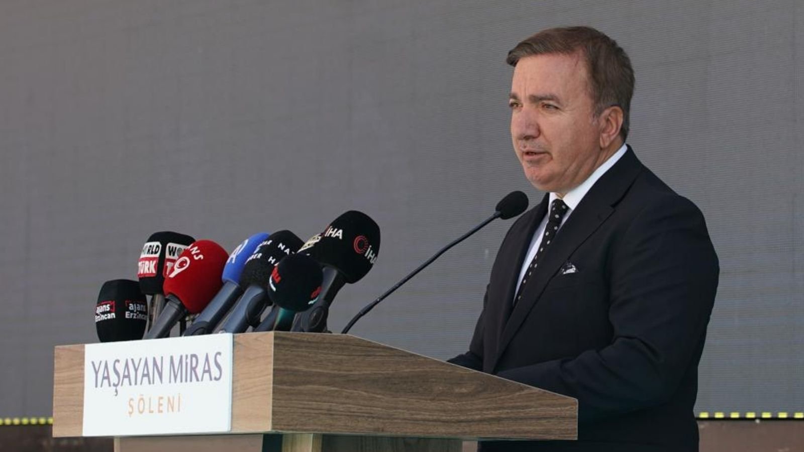 Erzincan Dörtyol Meydanı’nda geleneksel el sanatları stantları ve yaşayan miras etkinliklerini temsil eden haber görseli