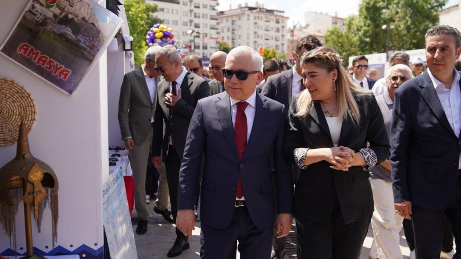 Sivas Tarihi Kent Meydanı’nda geleneksel el sanatlarını tanıtan miras taşıyıcıları ve ziyaretçiler