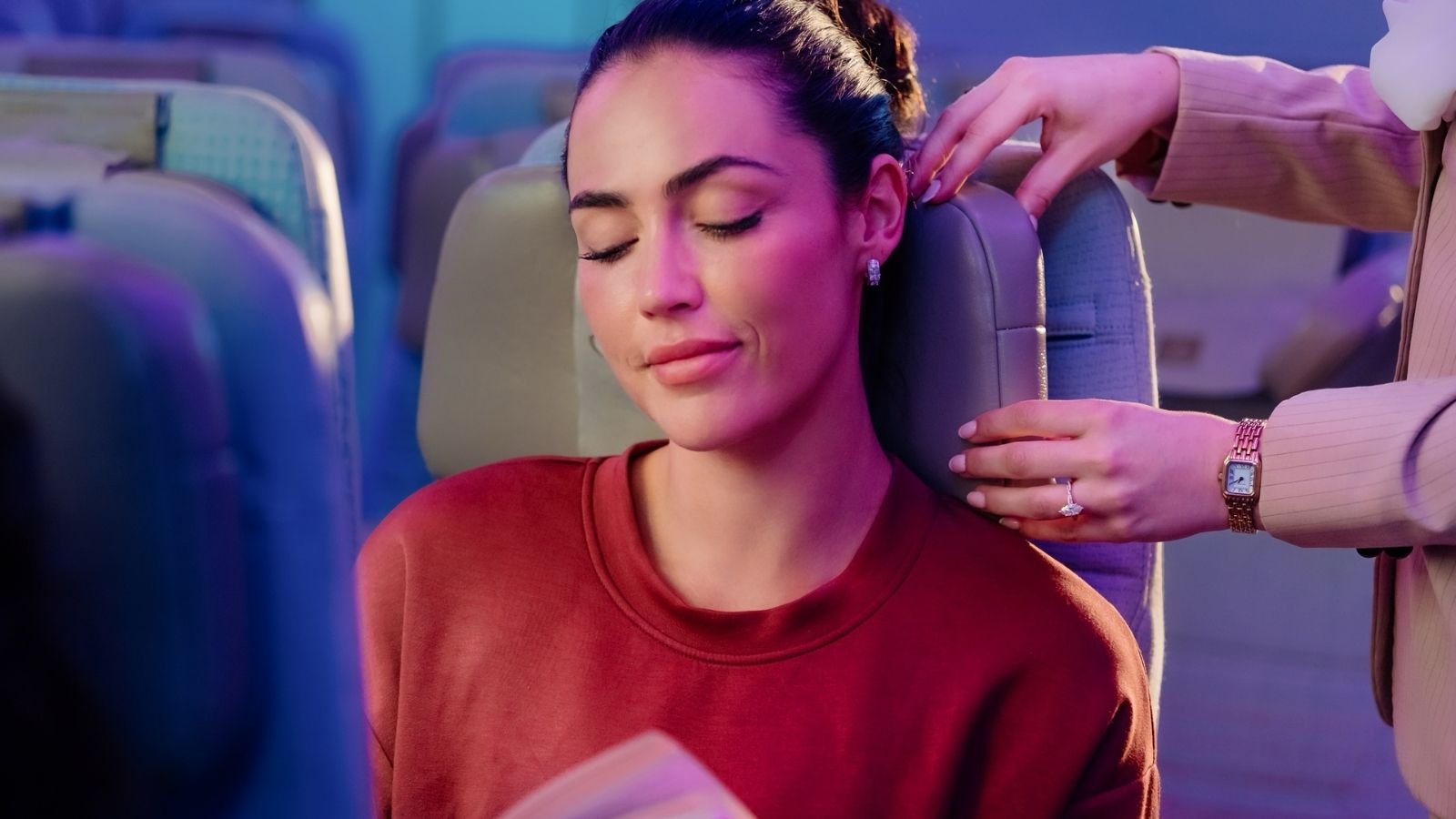 Emirates ekonomi sınıfı koltuğundaki ayarlanabilir U-Dream baş desteği