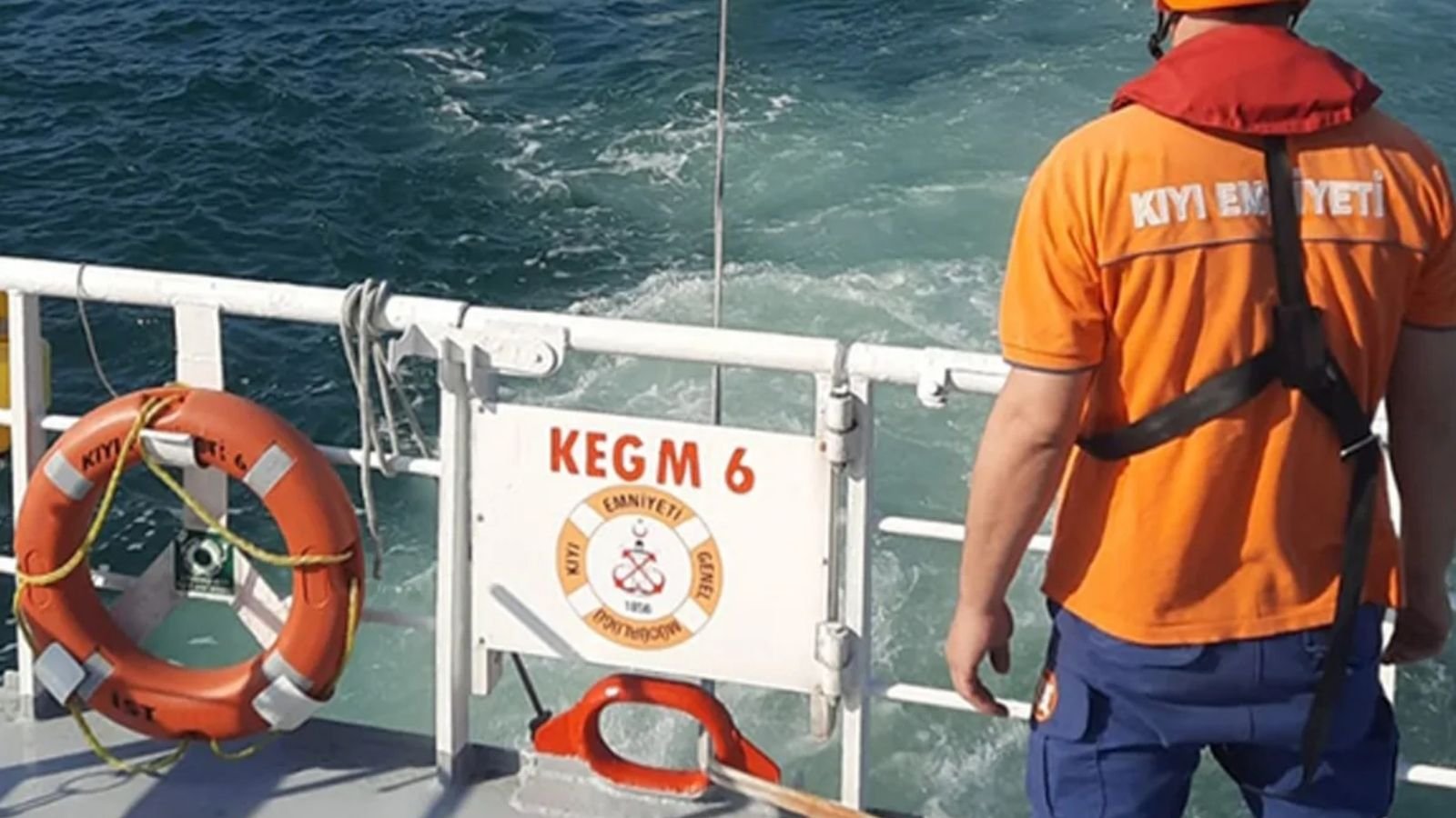 Denizde gemilere rota ve sığlık bilgisi veren ışıklı seyir şamandırası