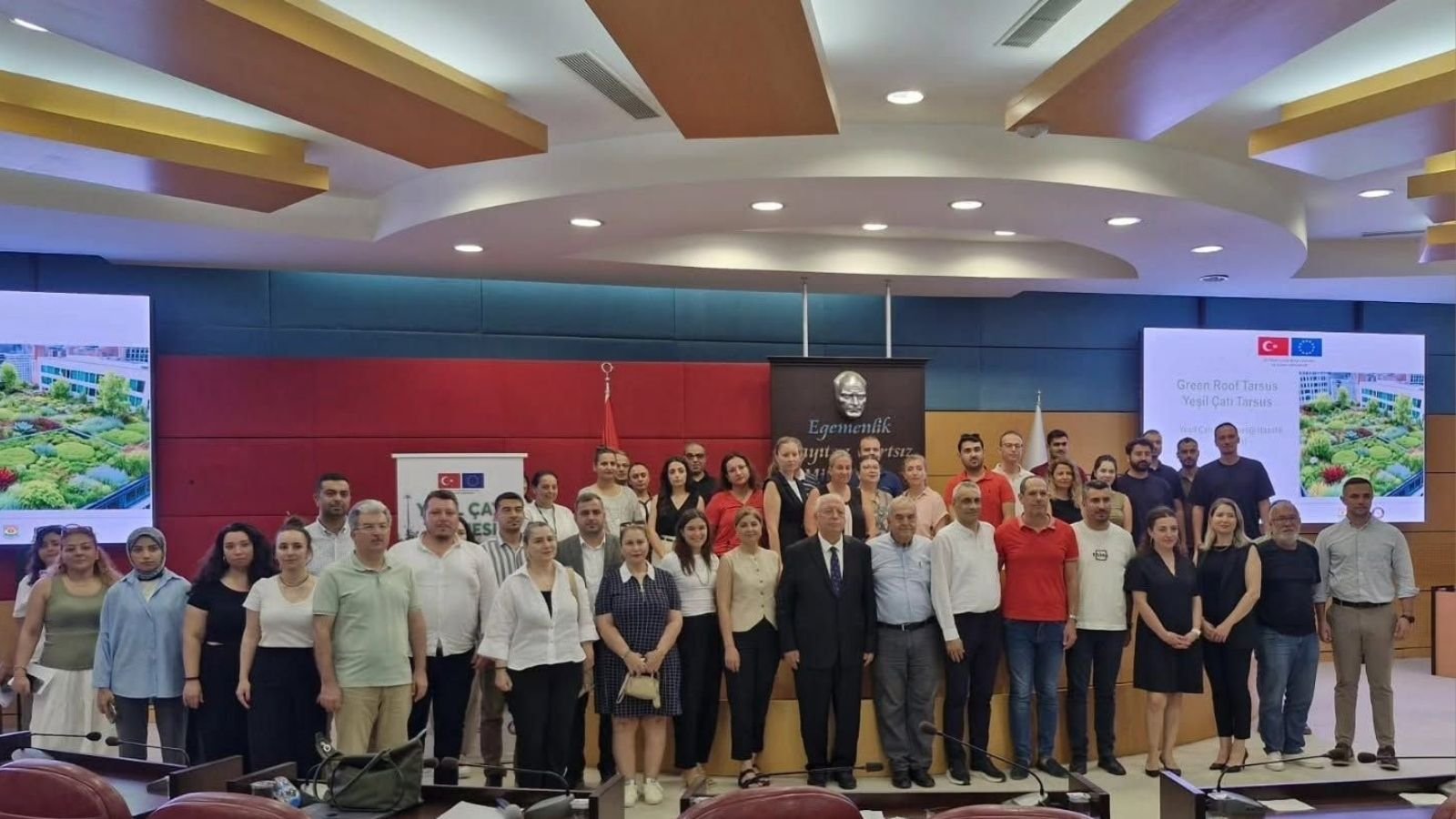 Tarsus’ta yeşil çatı yönetmeliği taslağını değerlendiren çalıştay katılımcıları