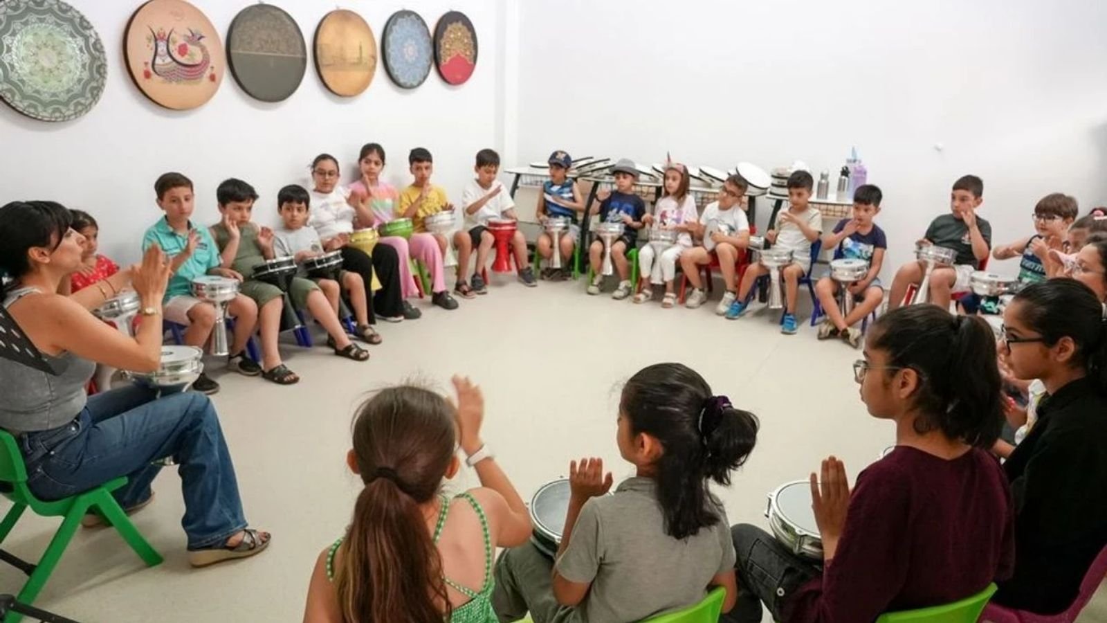 Sümerpark’taki yaz atölyelerinde sanat ve müzik çalışmaları yapan çocuklar