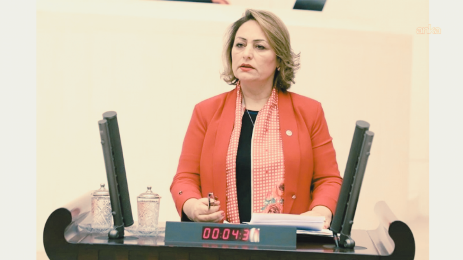 Akdeniz kıyısı ve deniz yüzeyindeki plastik atık parçaları