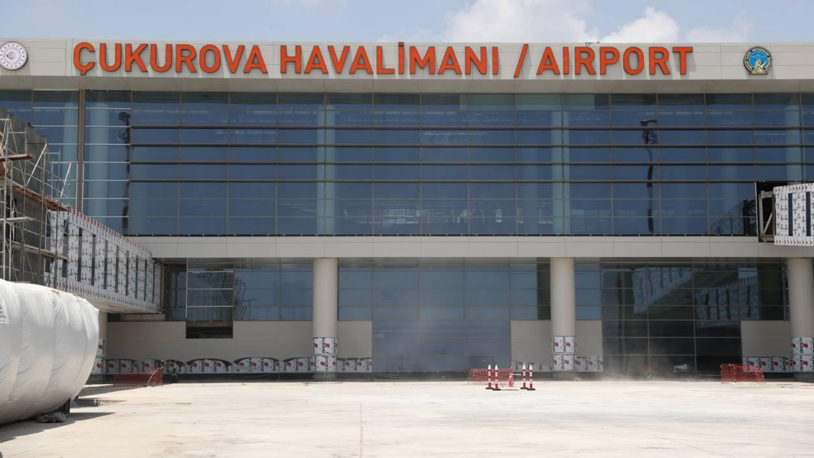 Çukurova Uluslararası Havalimanı terminali ve uçak trafiği