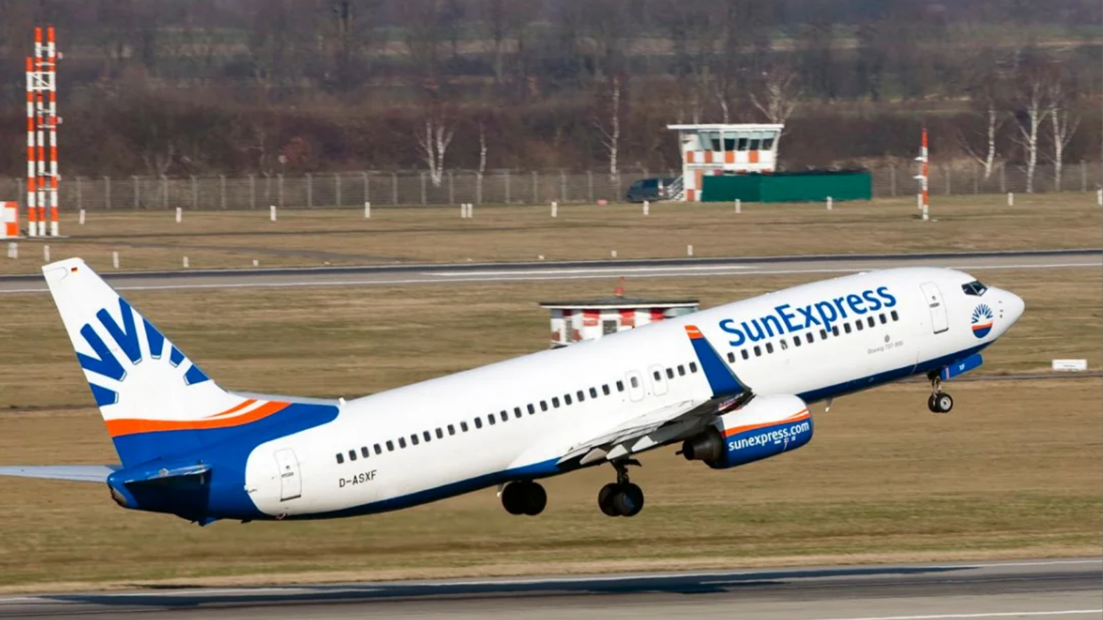 SunExpress uçağı ve havalimanındaki yolcular