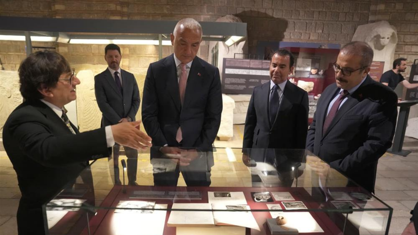 Yalburt Pınarı’nda Bir Hitit Kralı sergisindeki arkeolojik eserler