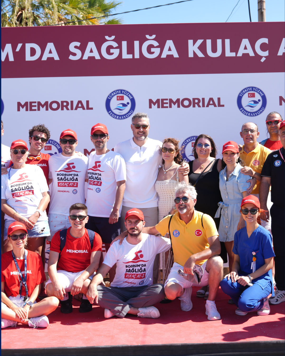 Bodrum Kumbahçe kıyısındaki Sağlığa Kulaç At etkinliğine katılan yüzücüler