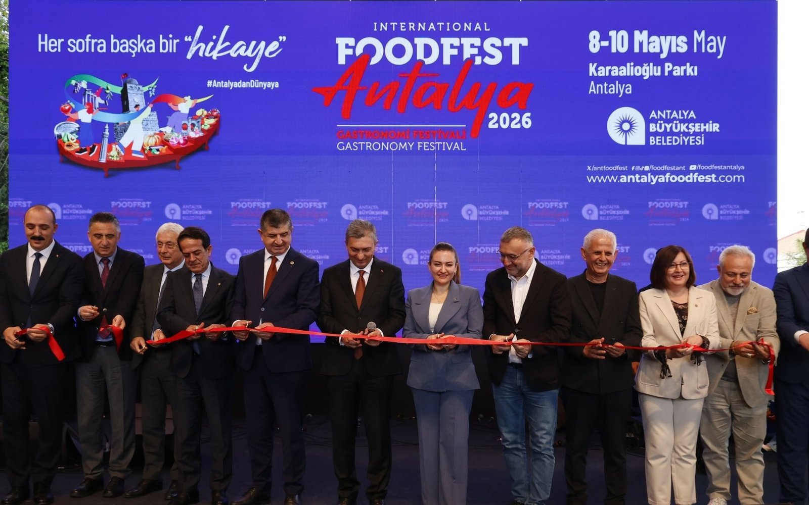 FoodFest Antalya Gastronomi Festivali’nde tadım ve etkinlik alanlarını gezen ziyaretçiler