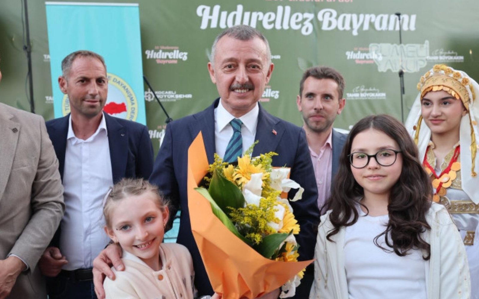 Kocaeli’de düzenlenen Uluslararası Hıdırellez Bayramı kutlamasında geleneksel kıyafetli katılımcılar