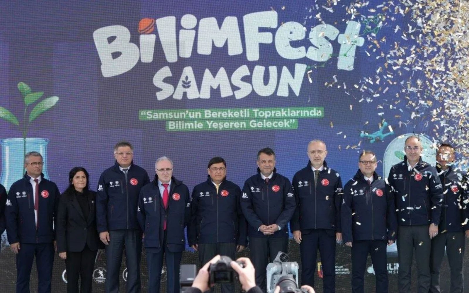 Bilim Samsun Kent Park yerleşkesindeki BİLİMFEST alanında etkinlikleri izleyen kalabalık