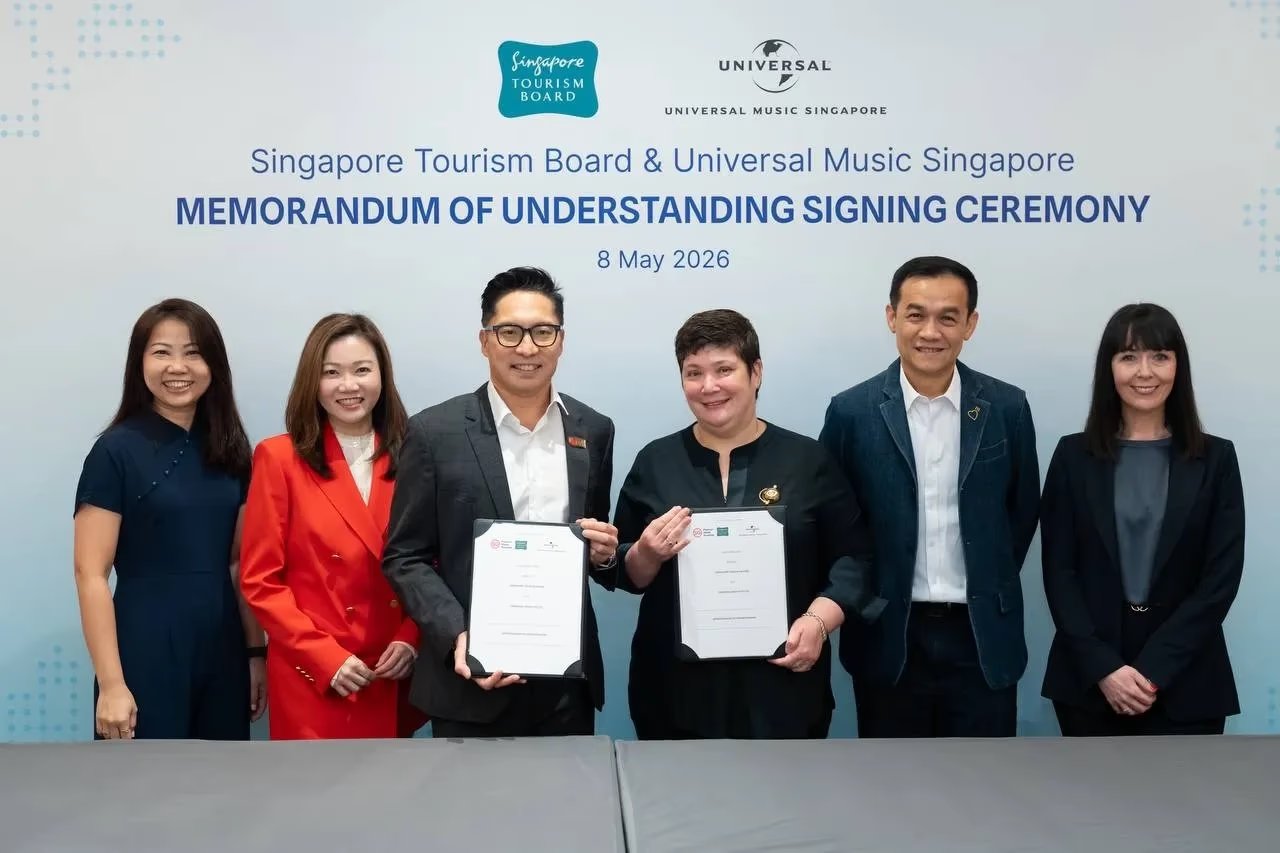 Singapore Tourism Board ve Universal Music Singapore temsilcilerinin mutabakat imza törenindeki grup fotoğrafı