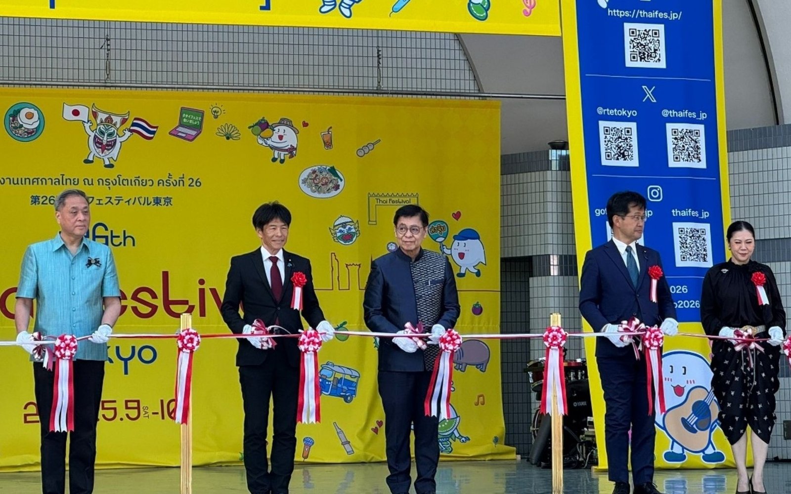 Thai Festival Tokyo 2026 açılışında Tayland ve Japonya temsilcileri sahne önünde birlikte poz veriyor