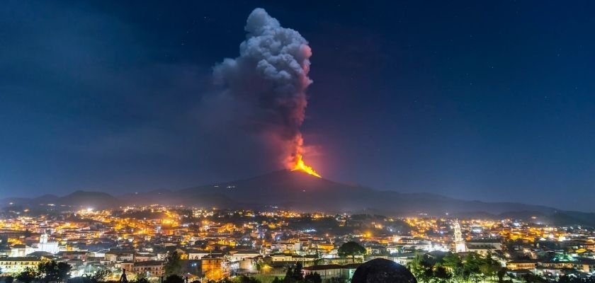 Etna Yanardağı’nda büyüleyici patlama