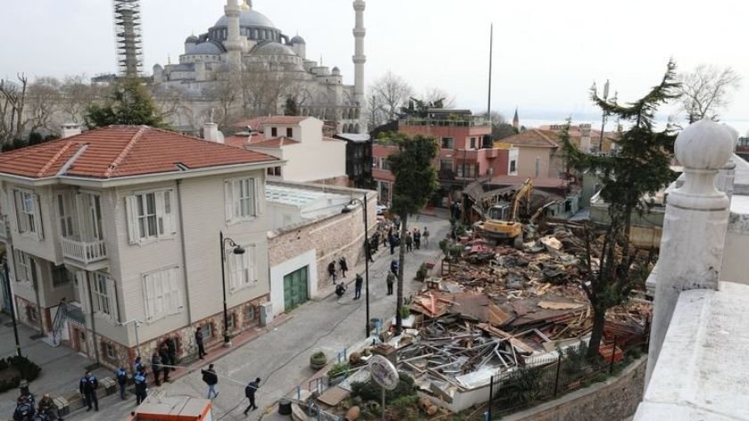 Sultanahmet Meydanı’ndaki kaçak yapı yasal kararla yıkıldı