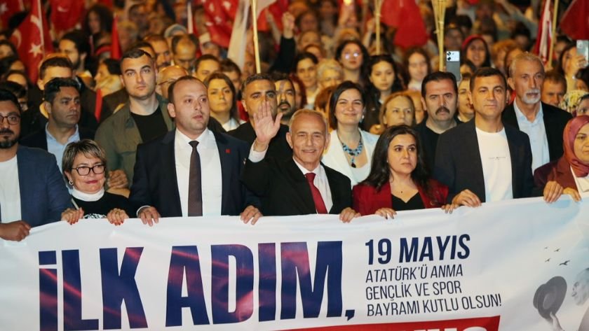 Küçükçekmece’de 19 Mayıs coşkusu meydanlara taştı