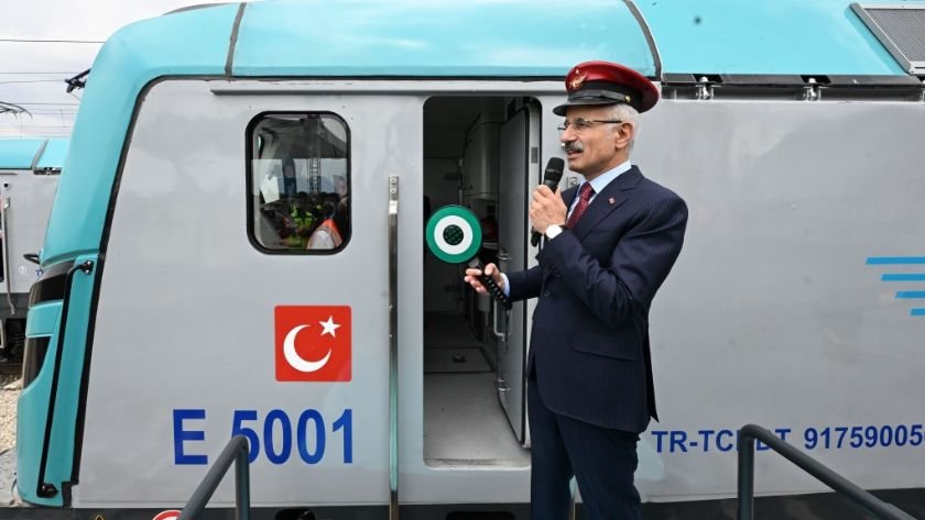 Yerli demiryolu araçları teslim edildi