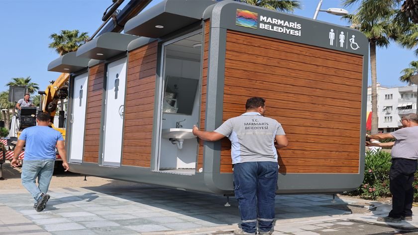 Marmaris halk plajında modern kabin uygulaması
