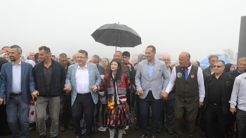 Hıdırnebi Yaylası şenliklerinde horon oynayan vatandaşlar