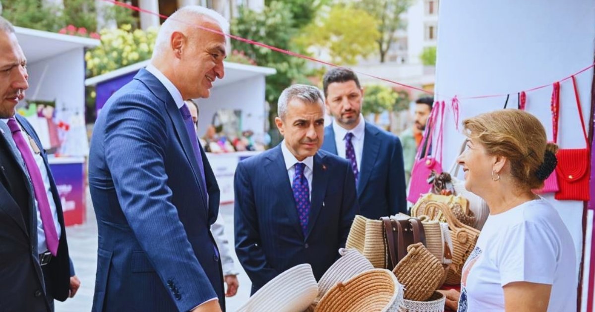 Bakan Ersoy Beyoğlu’nda esnaf ve gençlerle buluştu